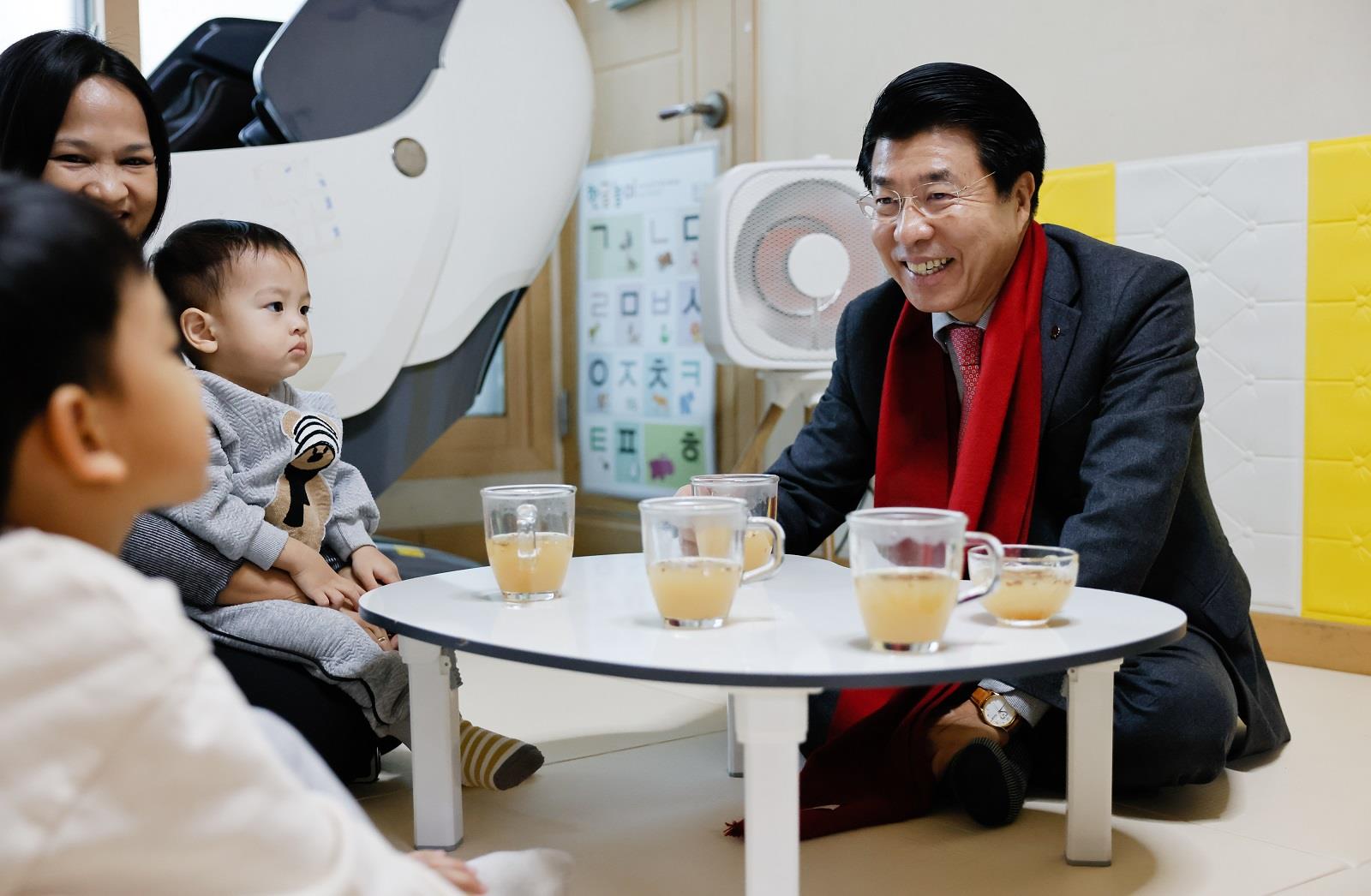 서강석 송파구청장이 다문화 가정을 방문하여 새해 인사 서강석 송파구청장이 다문화 가정을 방문하여 새해 인사