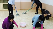 복지시설 운동시설을 청소하고 있는 봉사자들 모습 이미지